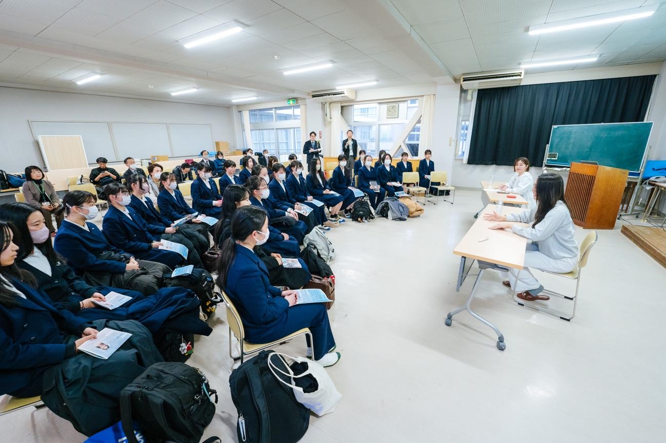 天井, 屋内, 人, 民衆 が含まれている画像

AI によって生成されたコンテンツは間違っている可能性があります。