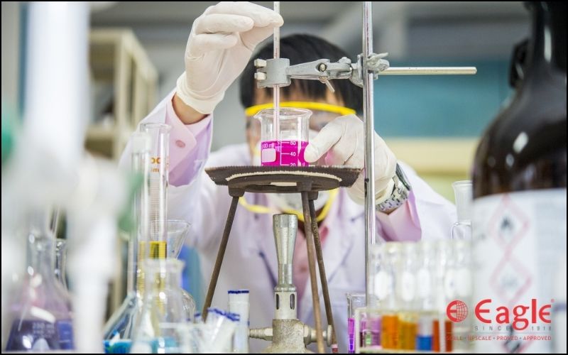 temperature checking of a chemical through lab thermometer