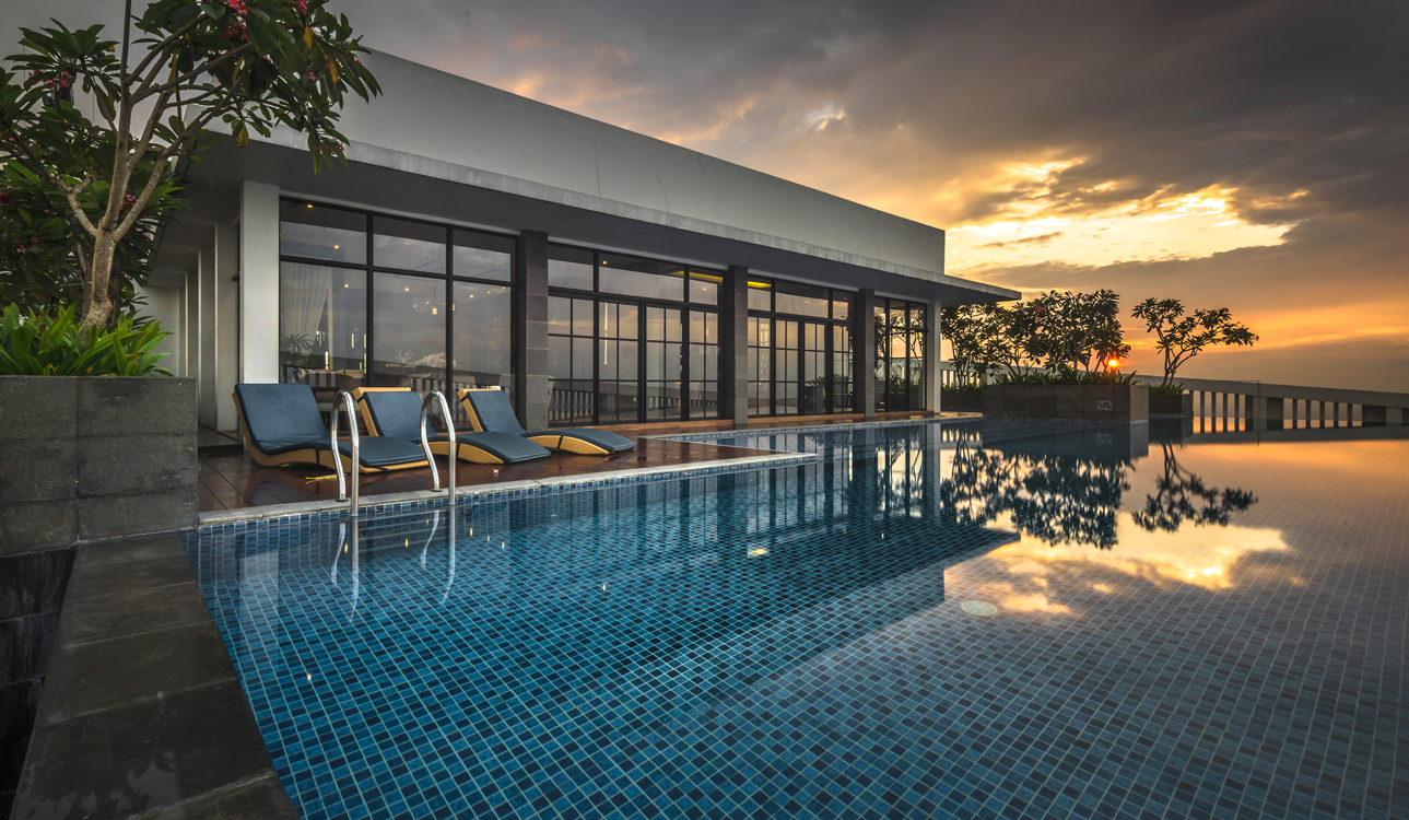 Interior modern One East Residence Surabaya dengan rooftop bar dan fasilitas premium.