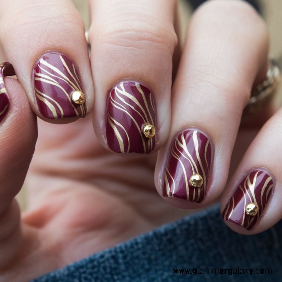 Cute Winter Nails having Golden Swirls
