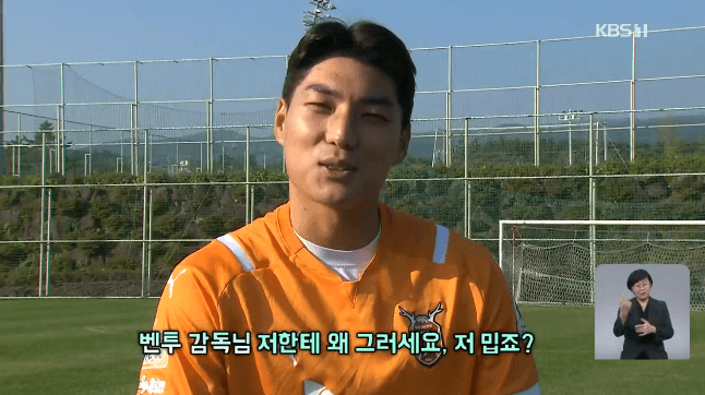 A person in a football uniformAI-generated content may be incorrect.