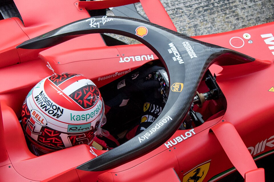Imagem do carro e piloto da Ferrari de cima