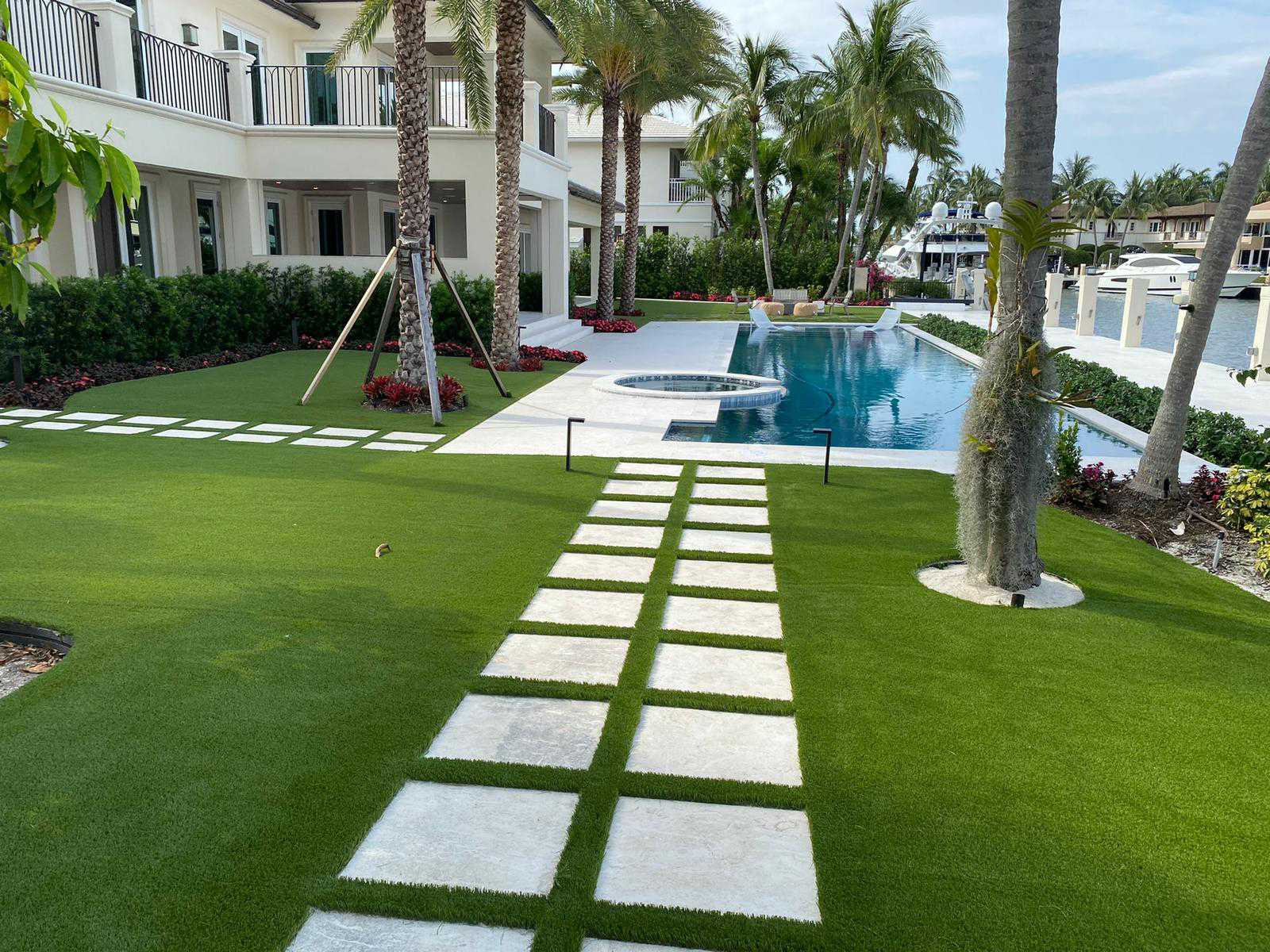 Artificial Grass Tampa for Lawns That Stay Green Year-Round
