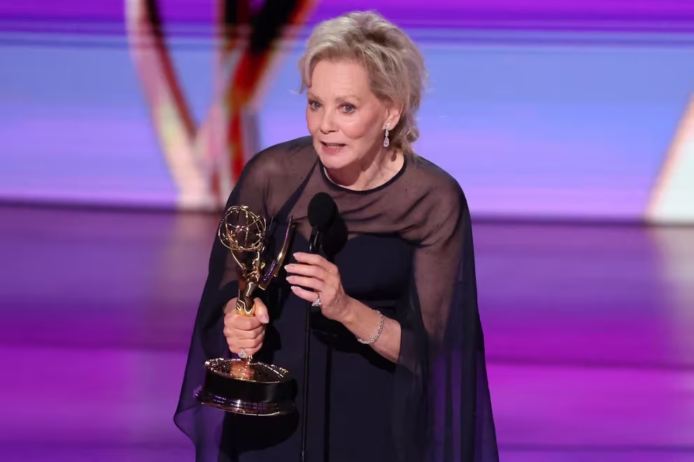 Jean Smart recibiendo su Emmy como Mejor Actriz Principal en una Serie de Comedia por su papel en Hacks en la ceremonia de los premios Emmy 2024.