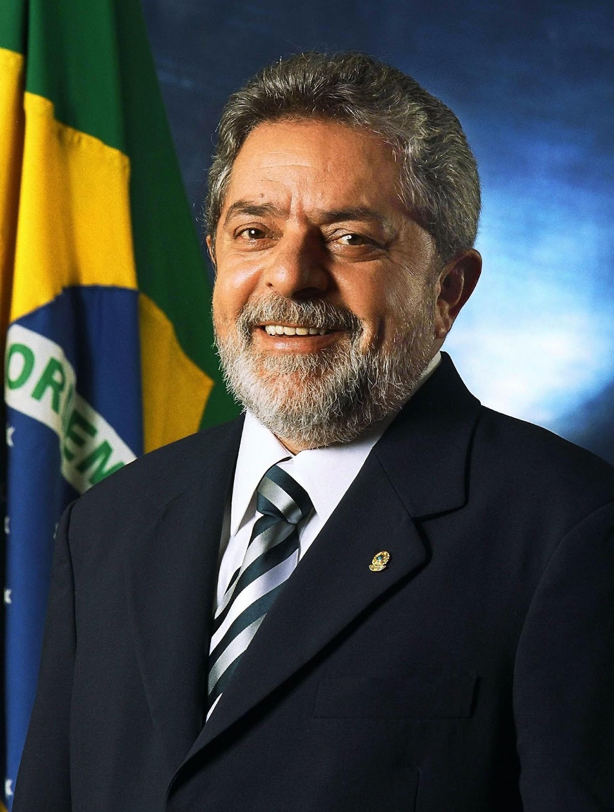Foto do presidente Lula com a bandeira do Brasil ao fundo