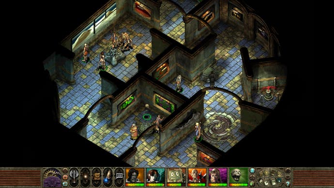 Tampilan atas ke bawah ruangan seperti labirin, dindingnya dihiasi beberapa lukisan, dalam Planescape Torment: Enhanced Edition.