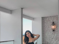 Gadis Cantik dengan Senyum Menggoda