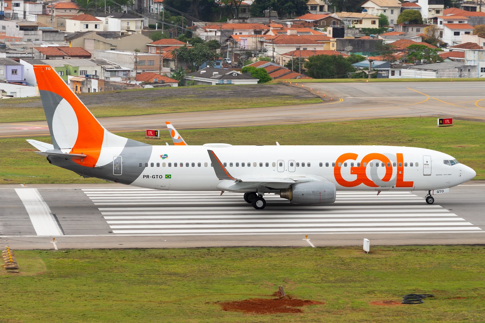 Gol Airlines (Linhas Aéreas) Boeing 737 -800 over the runway threshold of Congonhas (CGH  SBSP) domestic airport. Aircraft registered as PR-GTO. 