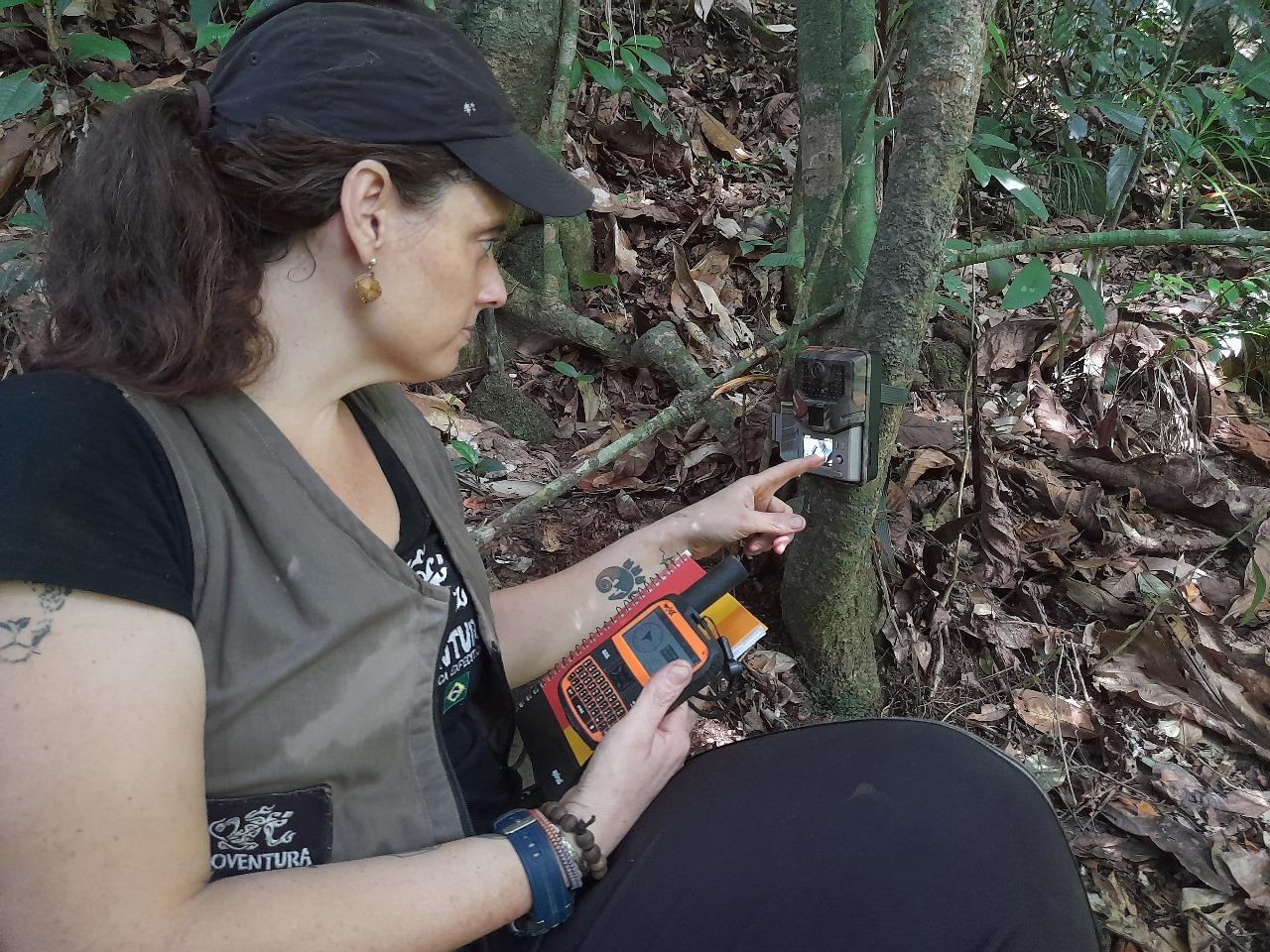 Mulher segurando um celular

Descrição gerada automaticamente com confiança baixa