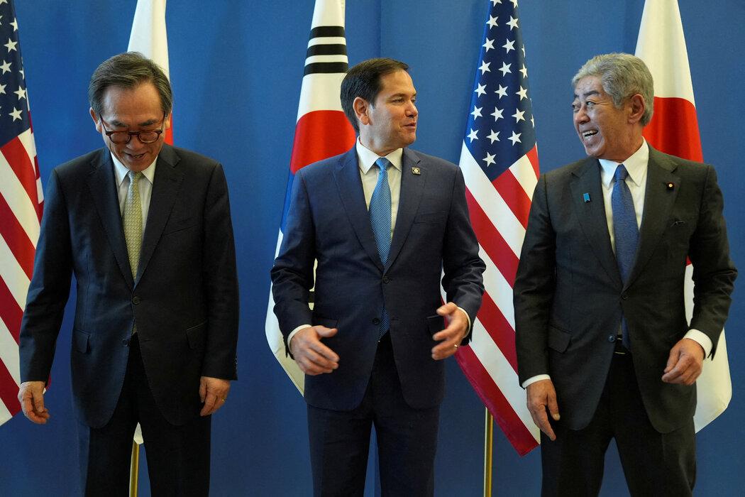 4月,在布鲁塞尔参加北约会议期间,美国国务卿鲁比奥与日本外相岩屋毅和韩国外长赵兑烈合影。美国一直在推动发展更紧密的三边关系。
