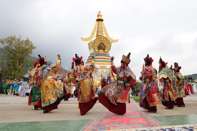 Nô nức hành hương về Đại Bảo Tháp Mandala Tây Thiên dự Pháp hội Cầu an- Ảnh 2.