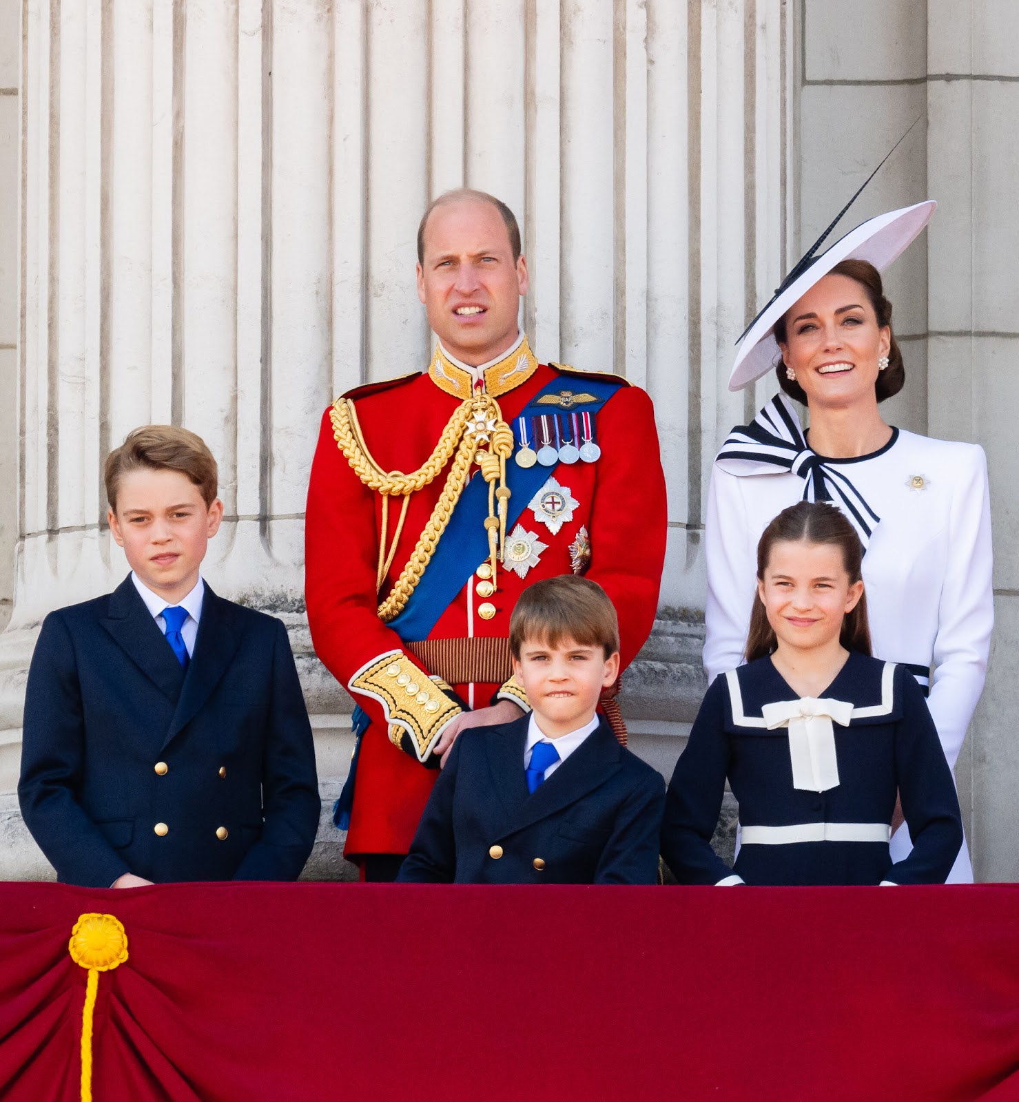 Le prince George, le prince William, la princesse Charlotte, le prince Louis et Kate Middleton lors de la montée des couleurs.