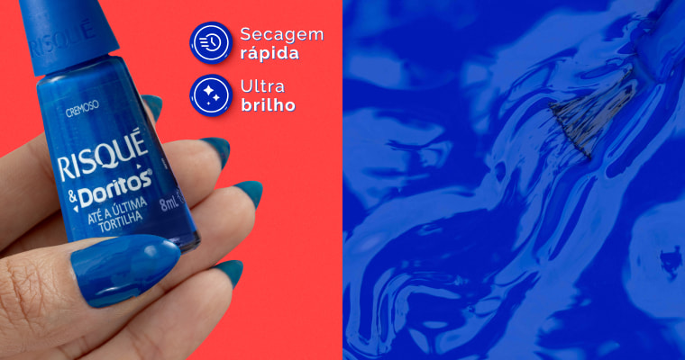A imagem mostra uma mão com as unhas pintadas segurando o esmalte Esmalte Azul Risqué & Doritos Até a Última Tortilha Cremoso. E ao lado direito o conteúdo do esmalte sendo espalhado com o pincel em uma superfície.