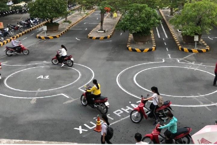 Nội dung thi sát hạch bằng lái xe máy gồm hai phần chính: thi lý thuyết và thi thực hành