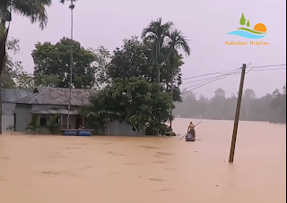 নৌকা না থাকায় কলাগাছের ভেলা দিয়ে আটকা পড়া মানুষদের উদ্ধারের চেষ্টা চলছে নালিতাবাড়িতে।ছবিঃ নালিতাবাড়ি হেল্প লাইন।