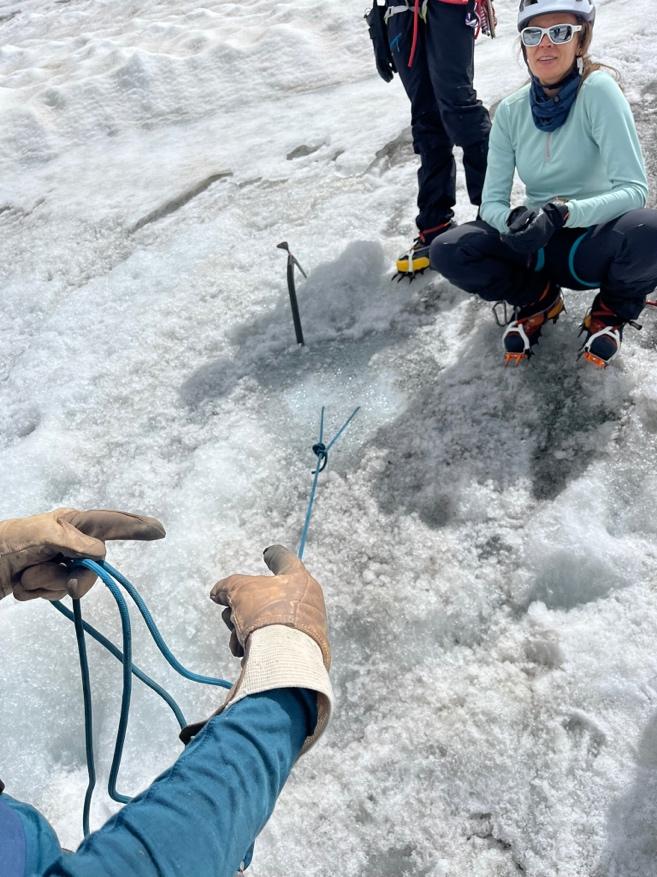 A group of people on a snowy mountainAI-generated content may be incorrect.