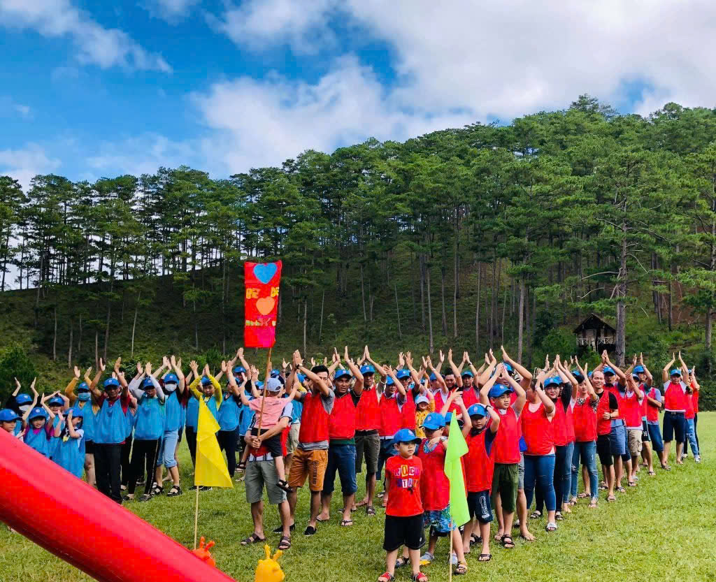 Du khách tham gia hoạt động team building tại Lady Hill Sapa Resort
