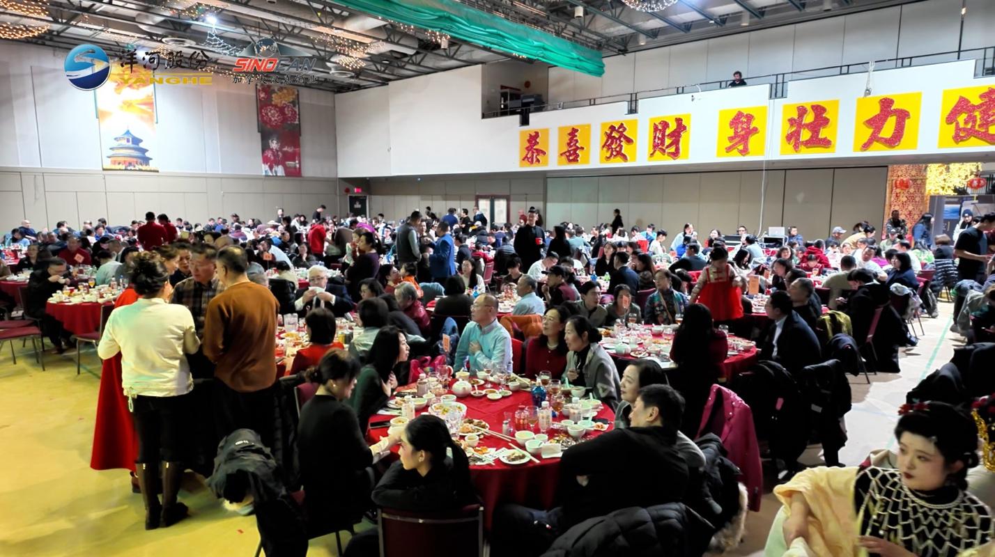 A large group of people sitting at tables

AI-generated content may be incorrect.