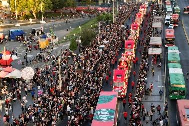 Una multitud de gente en la calle

Descripción generada automáticamente