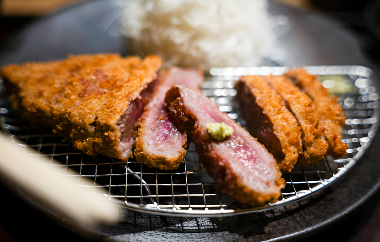 Gyukatsu atau beef katsu yang dibuat dengan daging sapi.