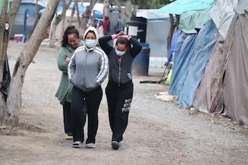Tres mujeres migrantes caminan por