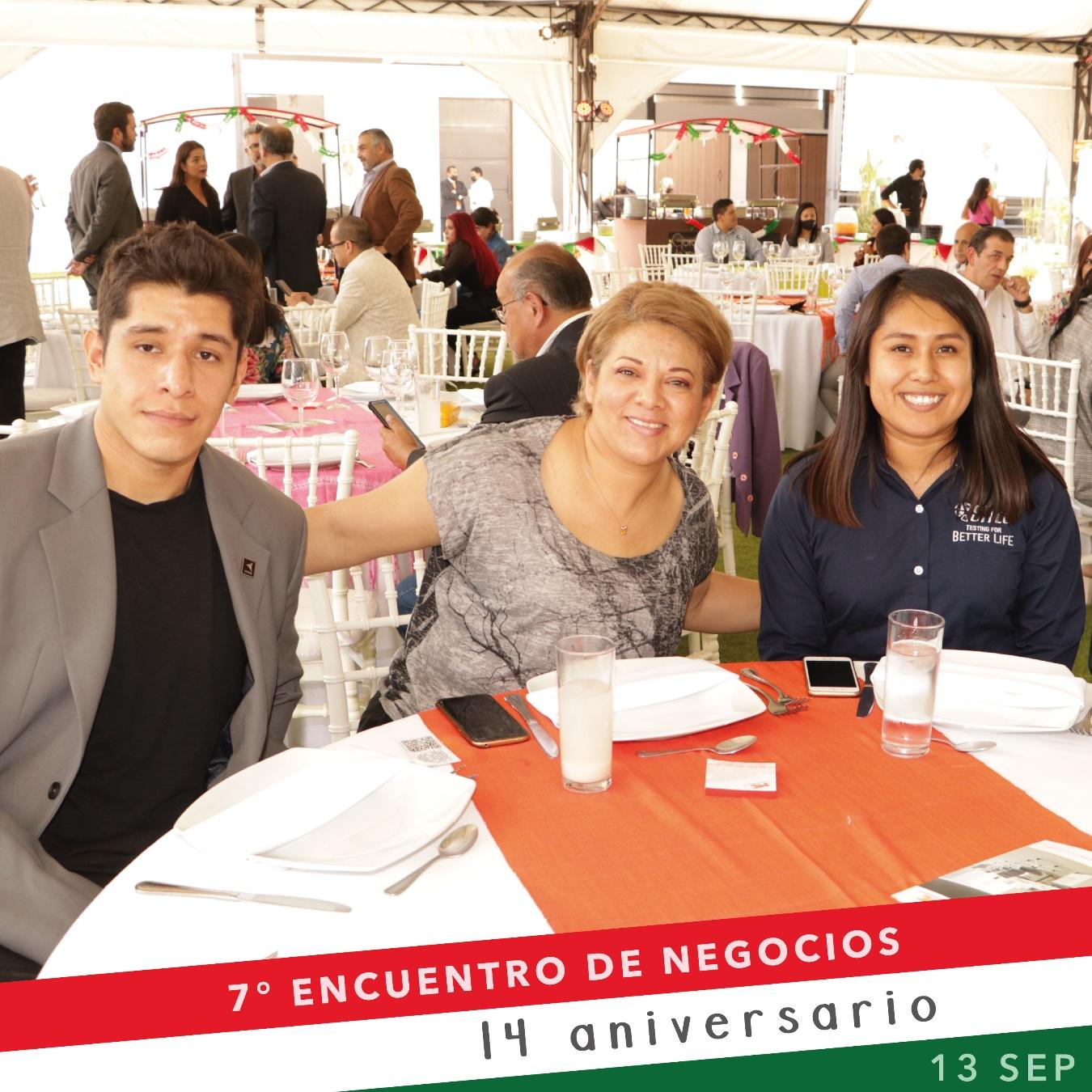 Personas sentadas en una mesa

Descripción generada automáticamente