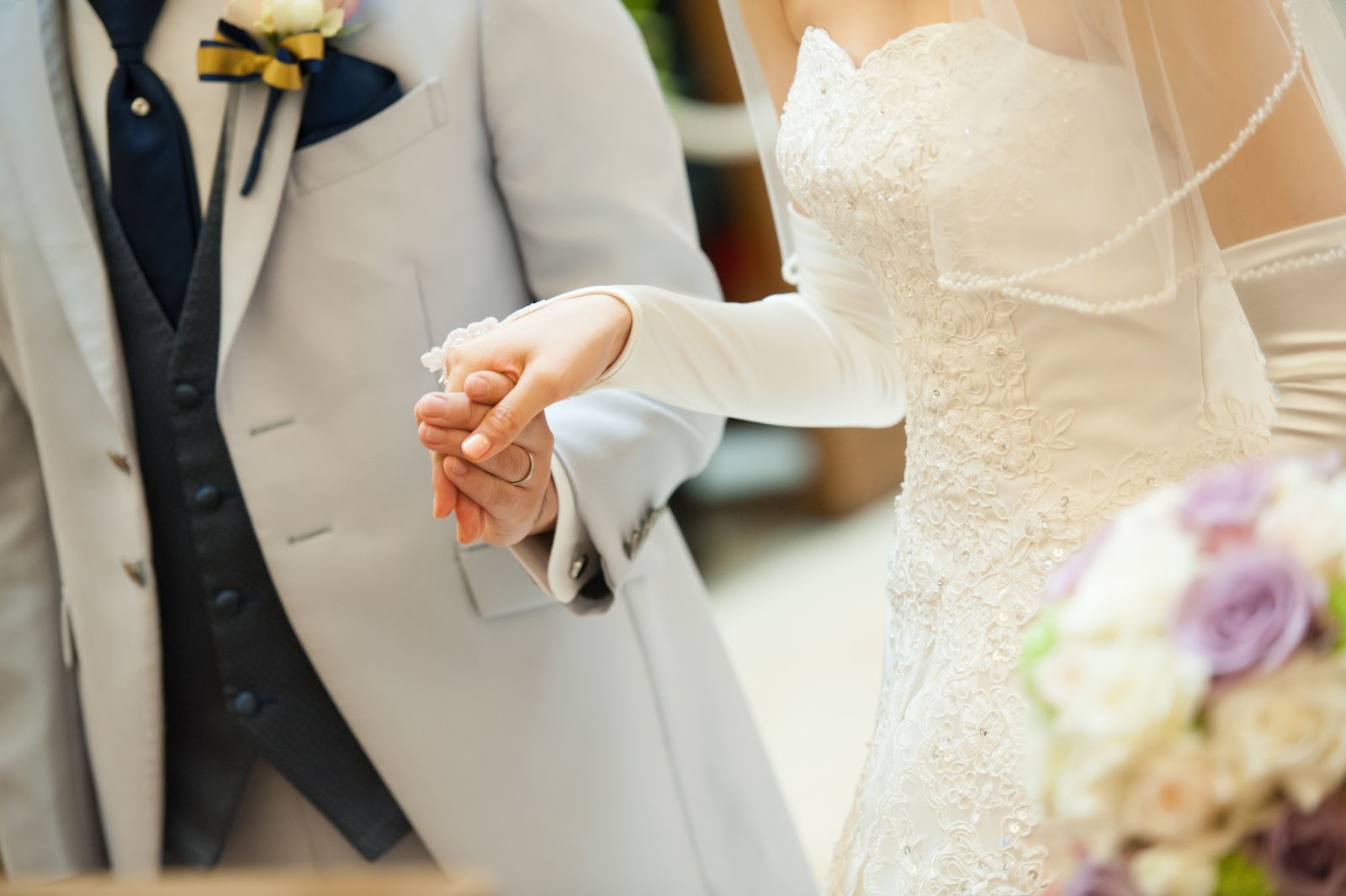 結婚式をあげている男女