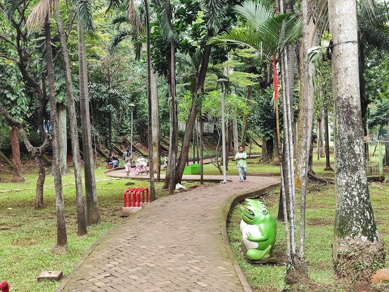 Sejuknya Taman Langsat yang dikelilingi pepohonan