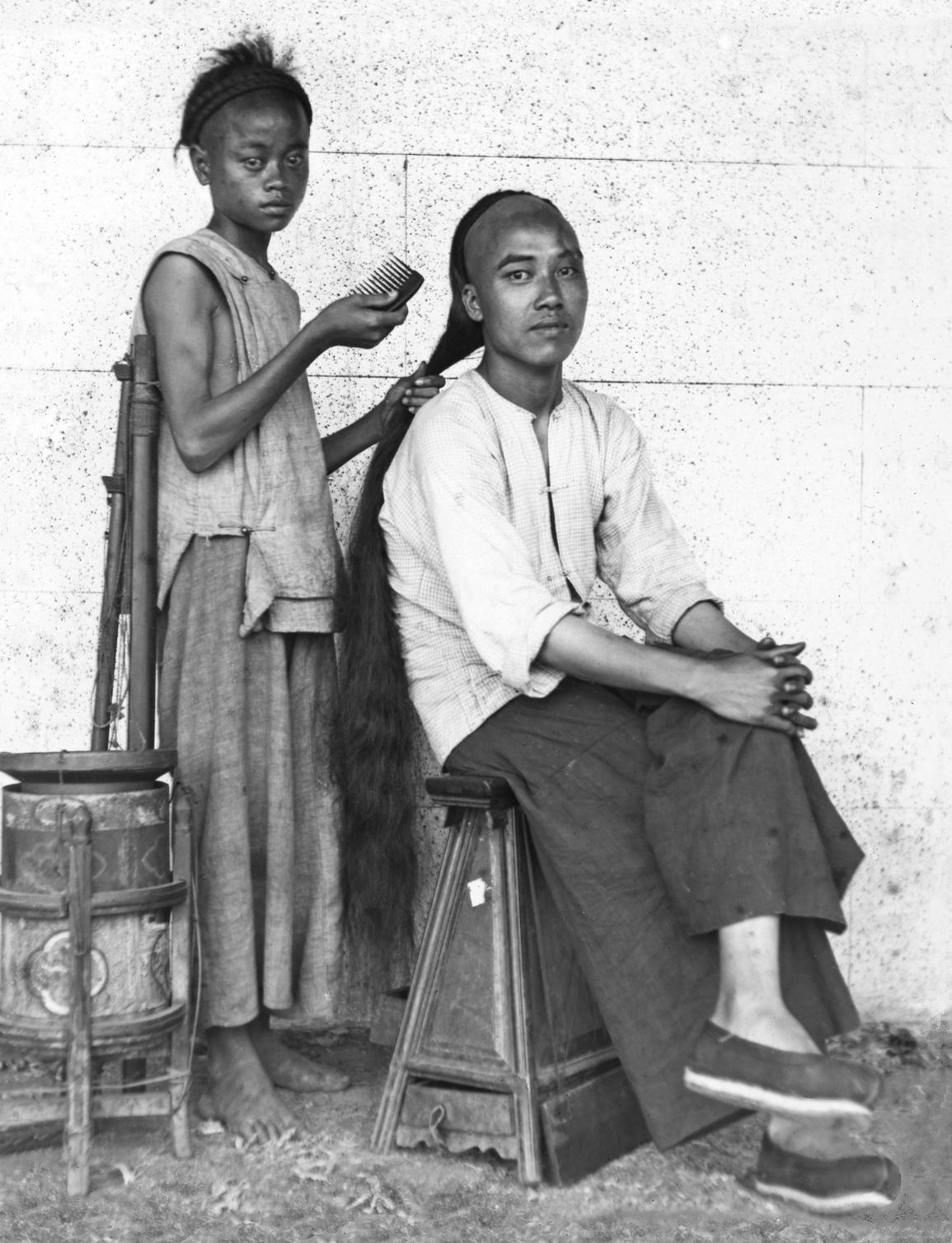 A photo of a young Chinese boy combing out a queue. Photo via Okinawa Soba.