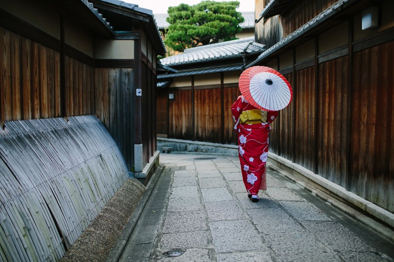 Experiencia profesional de alquiler de kimonos en Kioto que muestra un estilo experto y la preparación de vestidos tradicionales japoneses para fotografía.