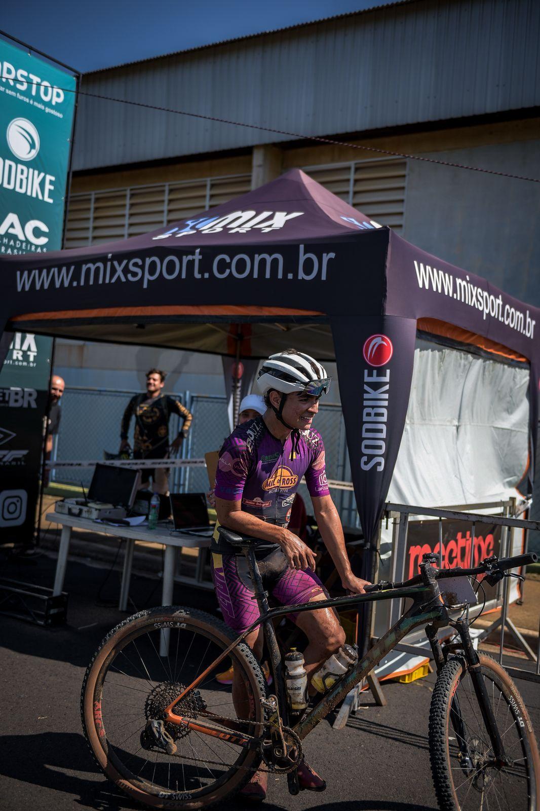 Pessoa andando de bicicleta

O conteúdo gerado por IA pode estar incorreto.