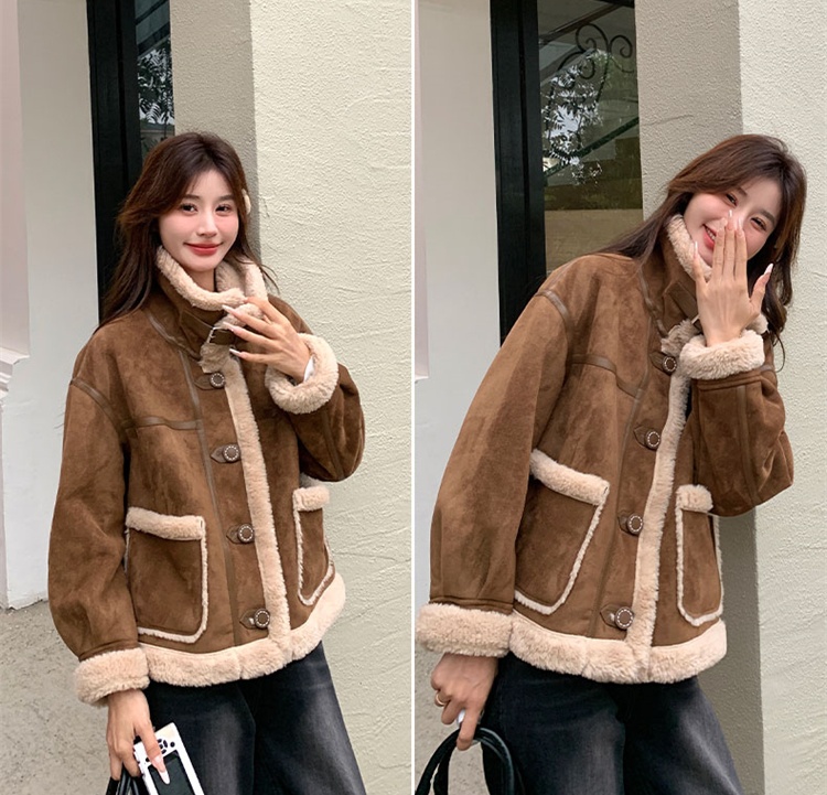 Korean Women's Fashion: Rustic Charm: A Korean Woman’s Cozy Shearling Jacket Look