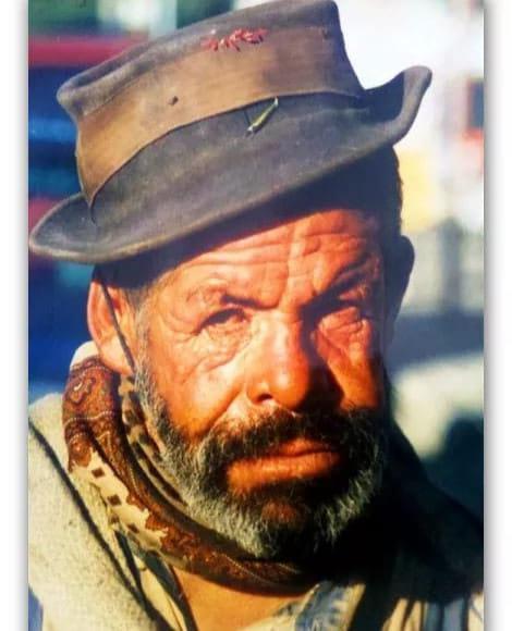 Cabeza de un hombre con turbante en la cabeza

Descripción generada automáticamente con confianza media