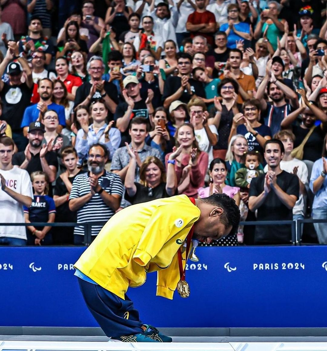 Gabrielzinho se curvando e agradecendo ao público pelo apoio durante as Paralimpíadas de Paris 2024