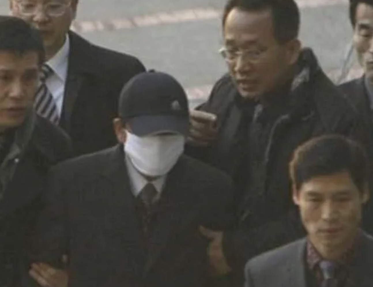 A photo of Jeong being extradited to Korea in 2008.
