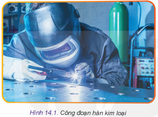 BÀI 14 - AN TOÀN LAO ĐỘNG VÀ BẢO VỆ MÔI TRƯỜNG TRONG SẢN XUẤT CƠ KHÍMỞ ĐẦUCH: Hãy quan sát Hình 14.1 và thực hiện các yêu cầu sau:Liệt kê những trang bị phục vụ an toàn cho người lao động.Vì sao người công nhân phải trang bị những đồ bảo hộ đó?Có yếu tố gì gây ảnh hưởng tới môi trường hay không?Đáp án chuẩn:Trang bị: thiết bị bảo hộ lao động, dụng cụ lao động, thiết bị kiểm tra điện.Người công nhân phải trang bị đồ bảo hộ để đảm bảo an toàn lao động.Yếu tố: khói bụi, nước thải, chất thải rắn,…I. AN TOÀN LAO ĐỘNG TRONG SẢN XUẤT CƠ KHÍ1.  An toàn lao độngKhám phá: Quan sát Hình 14.2 và cho biết:Người lao động có nguy hiểm gì trong tình huống này?Người lao động đã được trang bị đủ đồ bảo hộ để phòng, chống nguy hiểm chưa?Đáp án chuẩn:Người lao động sẽ dễ bị chi tiết máy tác động khiến bị thương và cần được trang bị thêm bao tay.2. Một số yếu tố gây mất an toàn trong sản xuất cơ khíLuyện tập: Quan sát các hình cảnh báo yếu tố nguy hiểm trong Hình 14.3 và cho biết:Ý nghĩa các cảnh báo tại các Hình 14.3 a, b, c?Liên hệ các yếu tố nguy hiểm này với các phương pháp gia công cơ khí ở Hình 14.3 d, e, g.Đáp án chuẩn:Ý nghĩa các cảnh báo:HìnhÝ nghĩaaBảo vệ mắt khi hànbCẩn thận tai nạncCấm sử dụng lưỡi cắt vỡLiên hệ với các phương pháp gia công cơ khí ở Hình 14.3 d, e, g.HìnhPhương pháp gia công cơ khíaebdcgII. BẢO VỆ MÔI TRƯỜNG TRONG SẢN XUẤT CƠ KHÍ2. Các yếu tố gây ô nhiễm môi trường trong không khíKết nối năng lực: Qua sách, báo, internet và bài học, hãy tìm hiểu và lấy một số ví dụ về hiện tượng mất vệ sinh môi trường trong lĩnh vực gia công cơ khí và chỉ ra nguyên nhân gây nên tình trạng đó.Đáp án chuẩn:Hiện tượng mất vệ sinh môi trườngNguyên nhânKhói bụiDo quá trình luyện kim, đúc, nhiệt luyện, mài, hàn, …Nước thảiNước thải chưa được xử lí được đưa ra môi trườngRác thải rắnRác thải từ hoạt động công nghiệp nói chungIII. CÁC BIỆN PHÁP PHÒNG NGỪA MẤT AN TOÀN LAO ĐỘNG VÀ VỆ SINH MÔI TRƯỜNG TRONG LĨNH VỰC SẢN XUẤT CƠ KHÍ