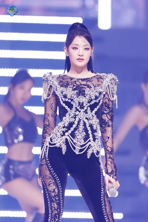  (G)I-DLE‘s Minnie on black and silver outfit