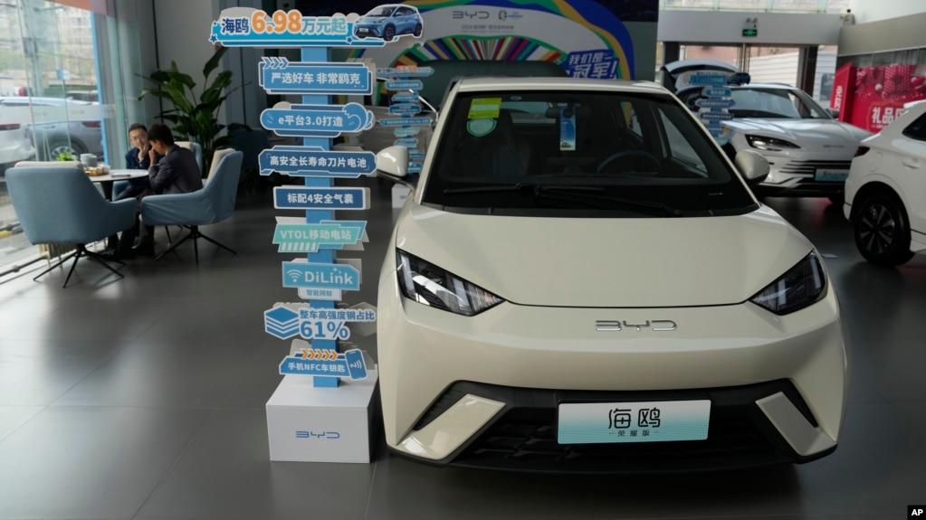 2024年4月10日,中国汽车制造商比亚迪的海鸥电动汽车在北京的一个展厅展出。(美联社照片)