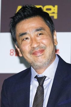 Av picture of Ryu Seung-ryong in a white shirt, tie and a blue suit