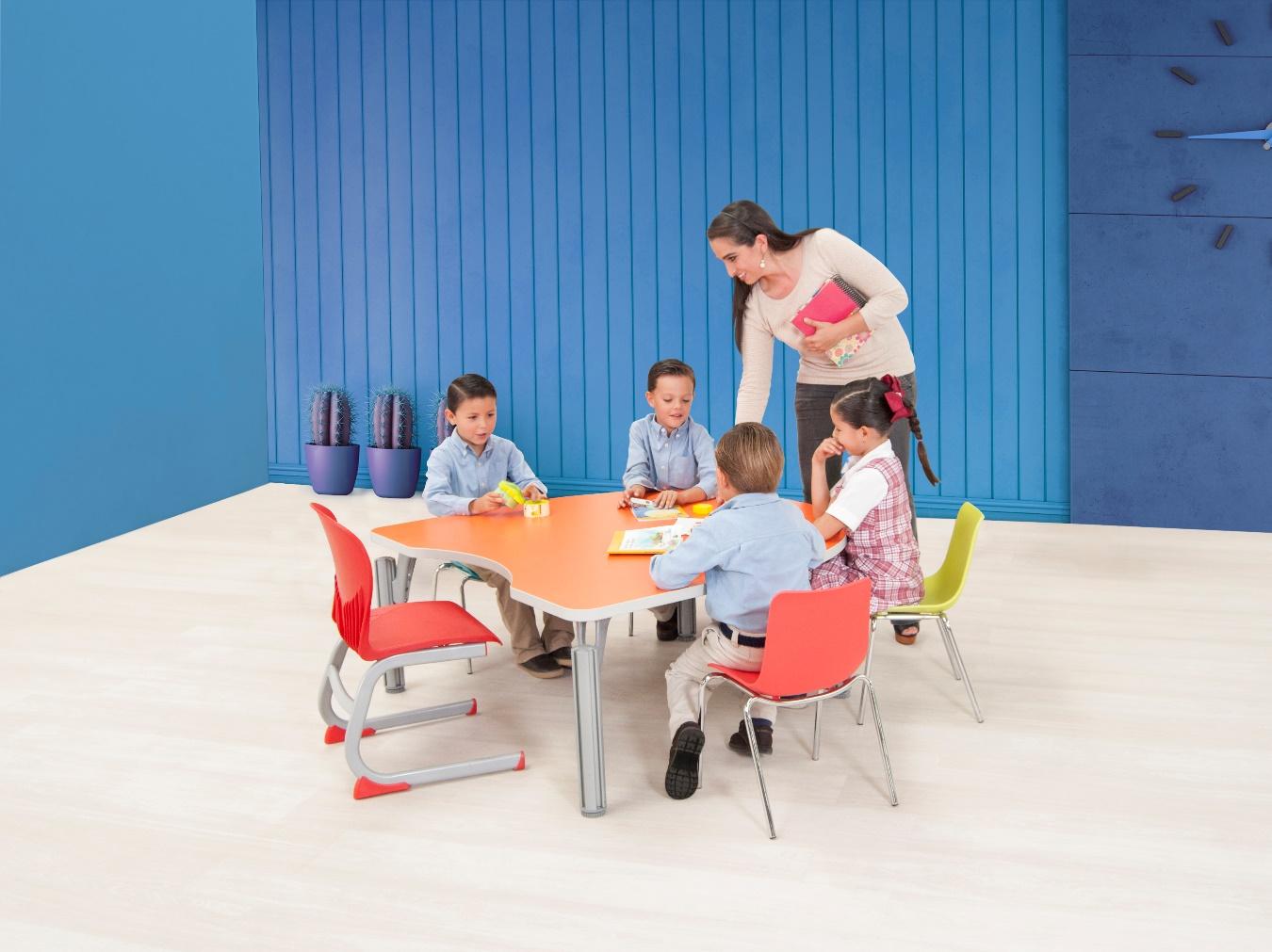 Un par de personas sentadas en una mesa

Descripción generada automáticamente con confianza baja