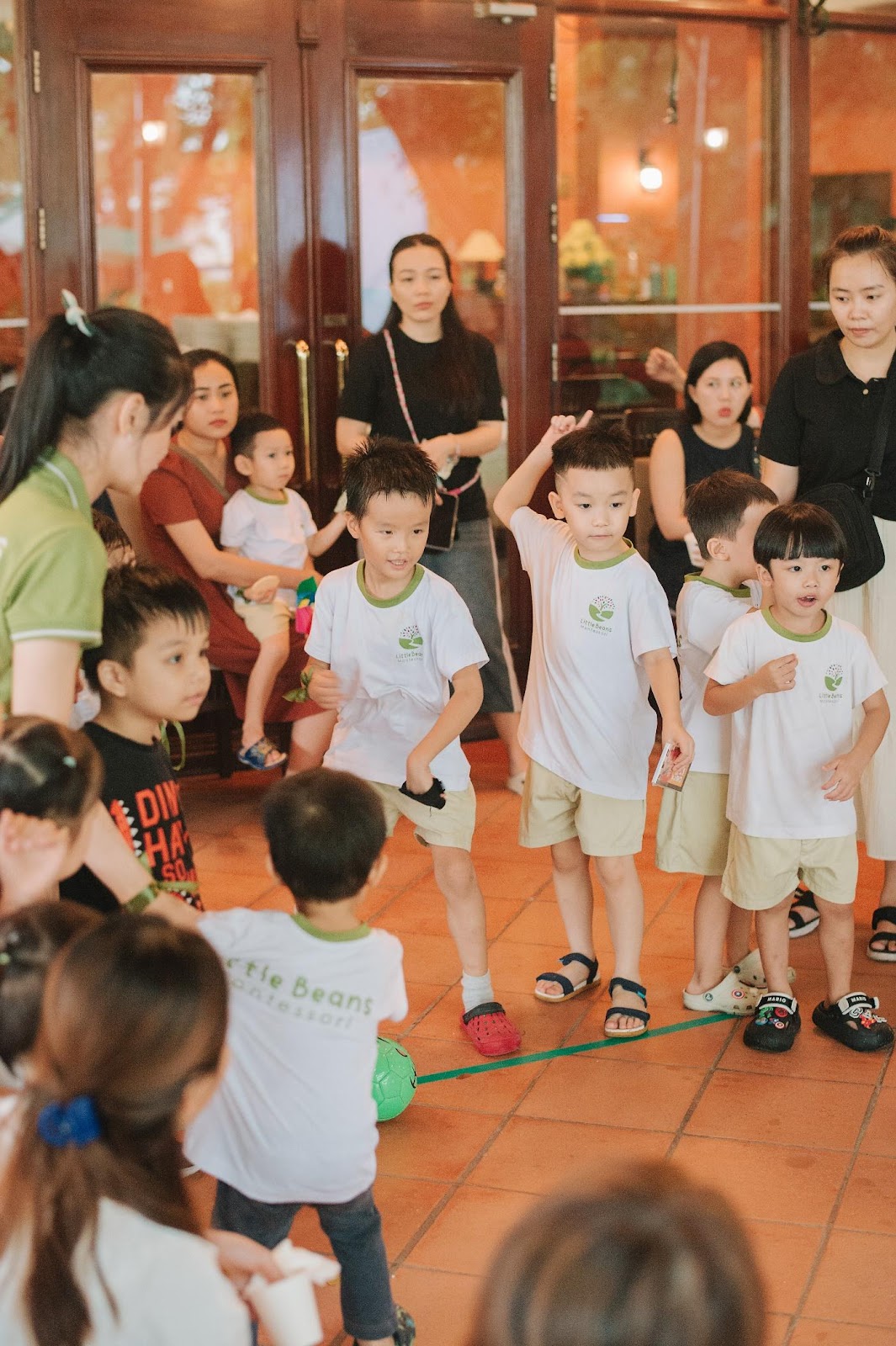 A group of children in a room

Description automatically generated