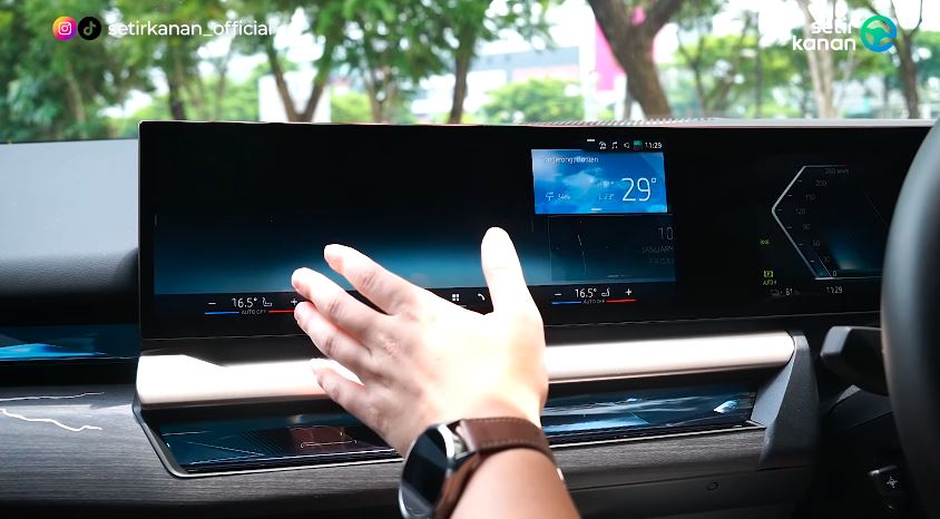 Layar Curved dan Infotainment Canggih BMW i5