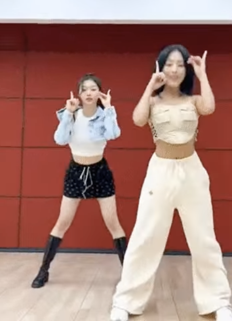 picture of  Jihyo's and her  little sis dancing