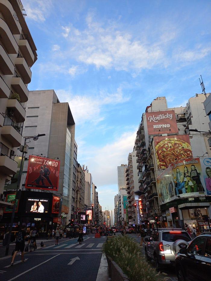 Calle de ciudad con edificios

Descripción generada automáticamente