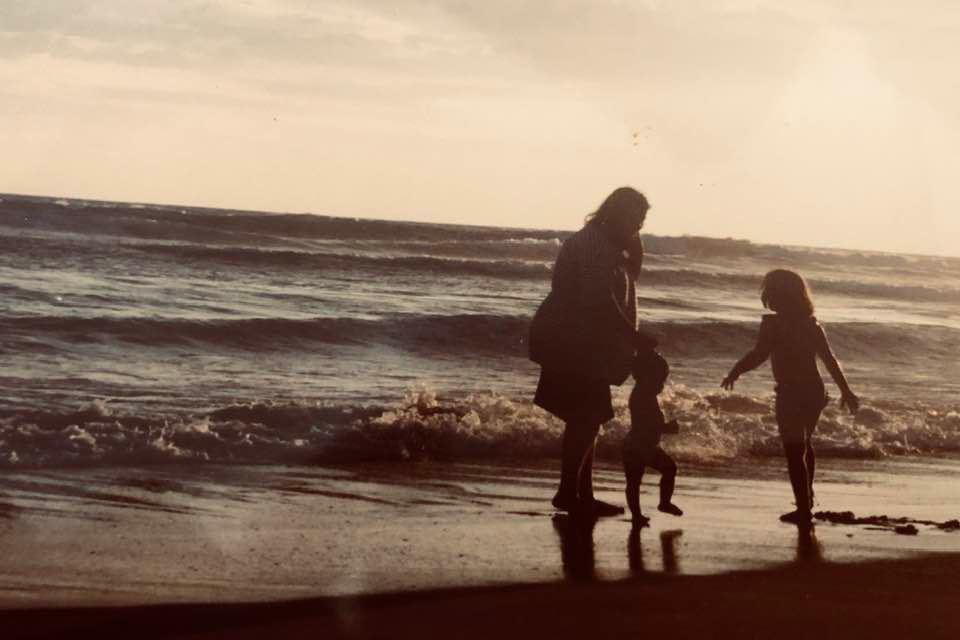 Un par de personas caminando en la playa

Descripción generada automáticamente