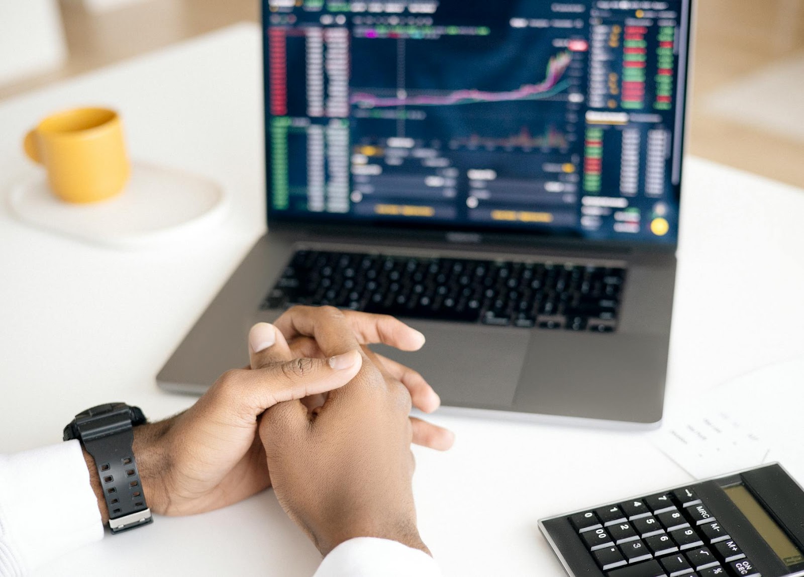 https://www.pexels.com/photo/marketing-businessman-person-hands-6801647/