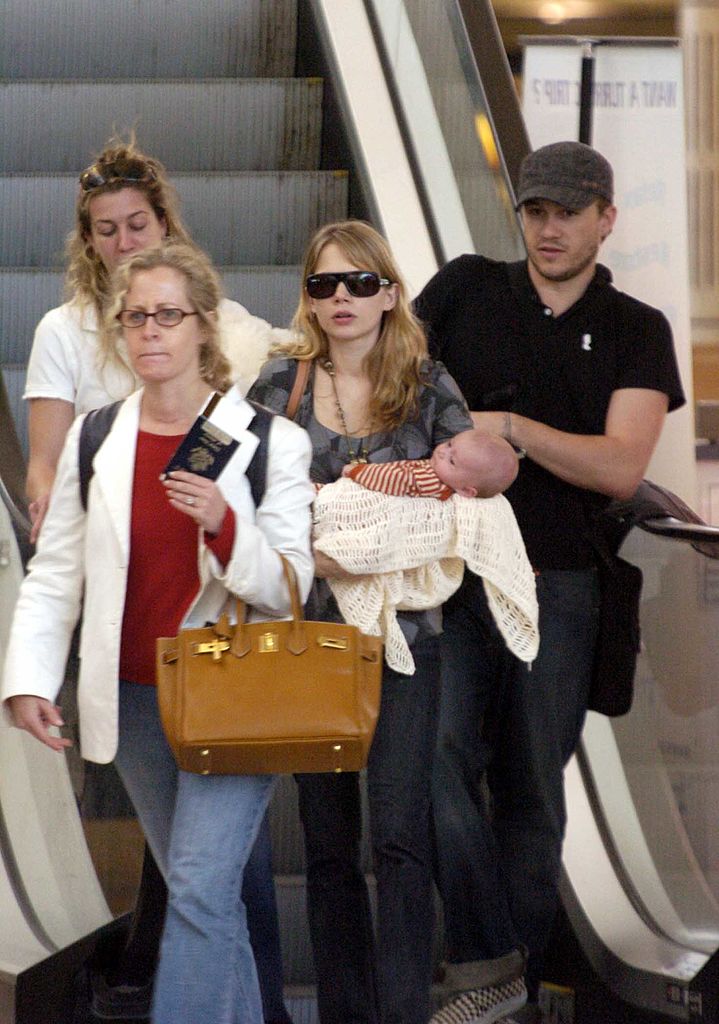 Heath Ledger, Michelle Williams et sa fille Matilda Rose Ledger quittent l'aéroport international de Sydney pour se rendre à leur domicile new-yorkais, le 14 janvier 2006 à Sydney, en Australie.