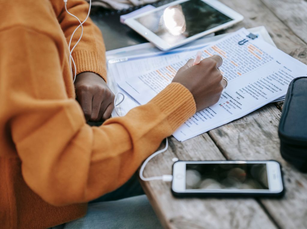 Consumo consciente é o ato de consumir com responsabilidade, levando em consideração os impactos que aquela compra ou ação terá no meio ambiente, na sociedade e na economia. 