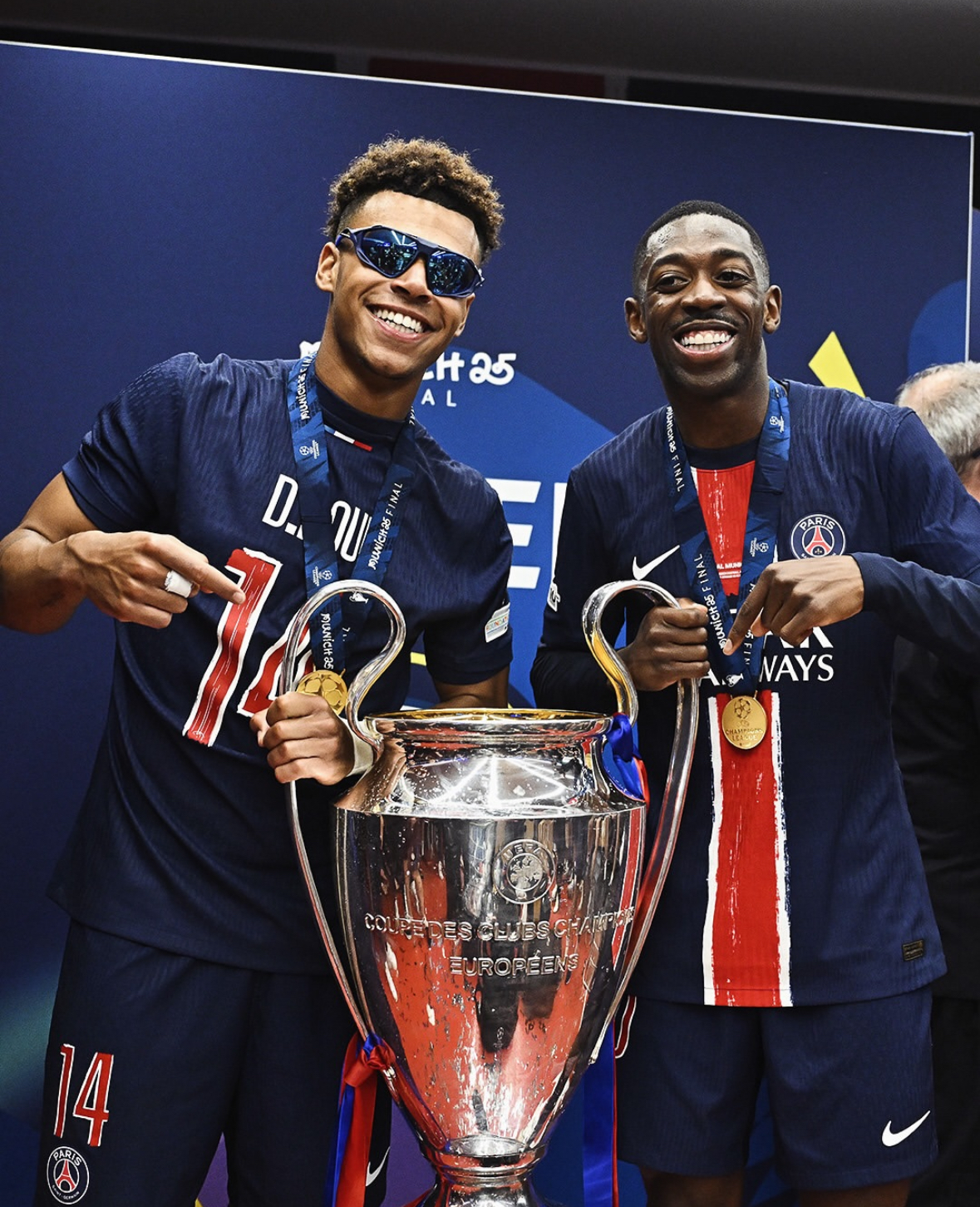 Dembelé e Doué com a taça da Champions League