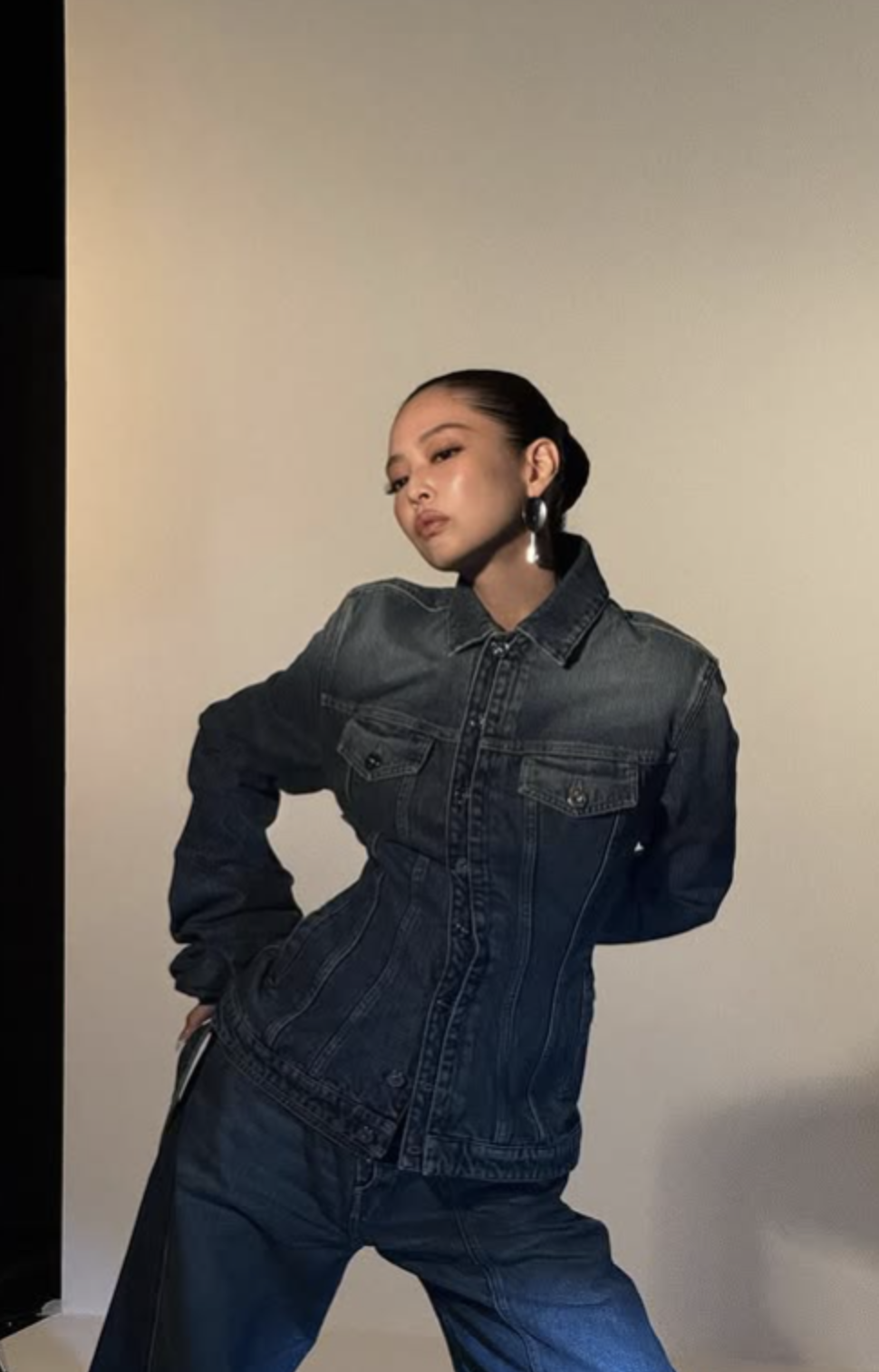 A picture of BLACKPINK Jennie S-Line body photos